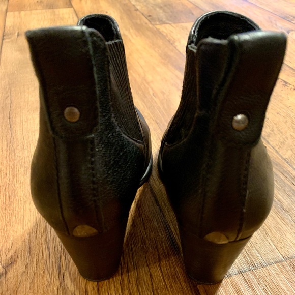 UGG black leather heeled booties-womens: size 8 - Picture 4 of 11